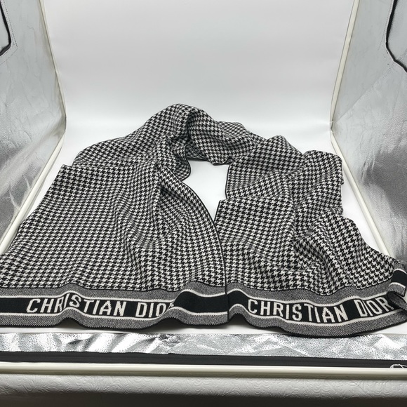 30 MONTAIGNE SCARF
Black and White Blended Cashmere Knit 80” long 19” wide - Picture 10 of 10